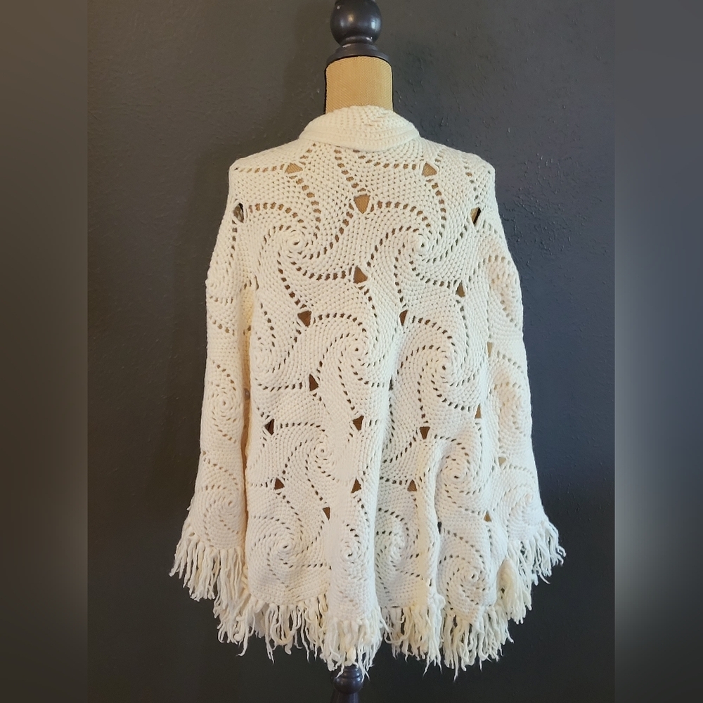 Vintage 70s Crocheted Ivory Button-up Cape With Fringe One Size - Picture 3 of 9